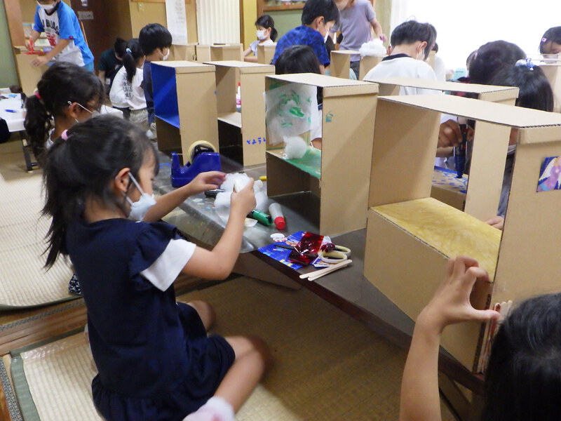 夏休み学童保育・ダンボール工作