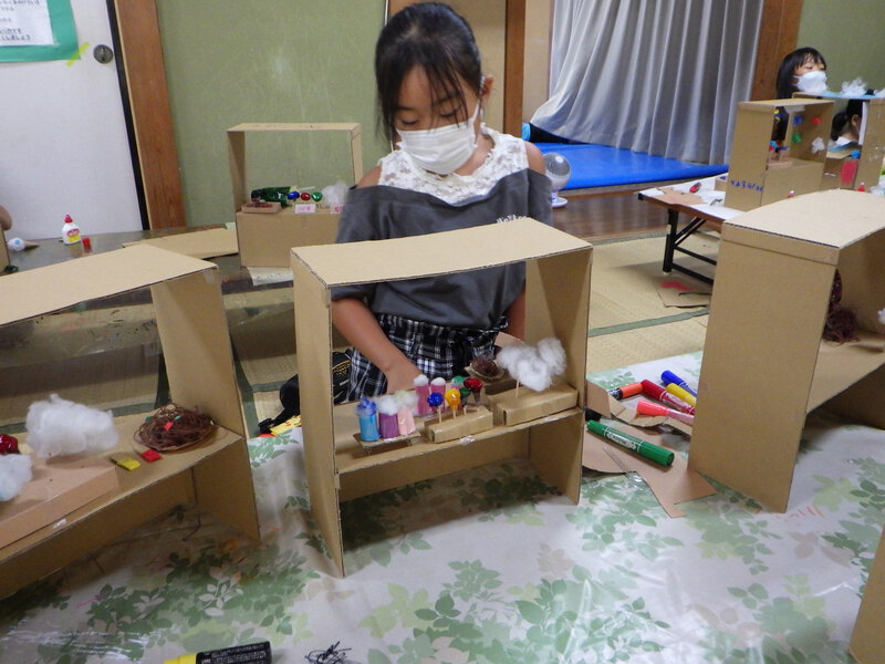 夏休み学童保育・ダンボール工作