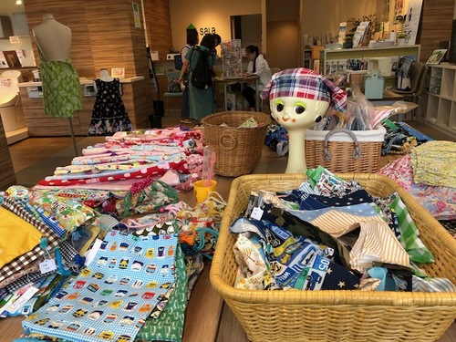 フリースペースにて　てづくり布小物　販売開催中♪