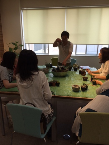 フリースペースにて多肉植物の寄せ植えレッスン
