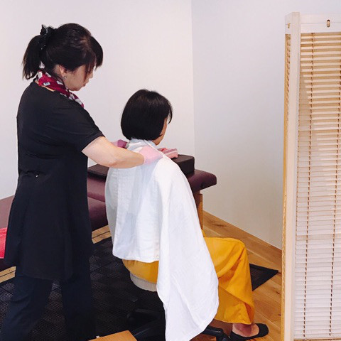 服を脱がずに そのまま リンパケア出来るサロンが よついけにオープンしましたよ