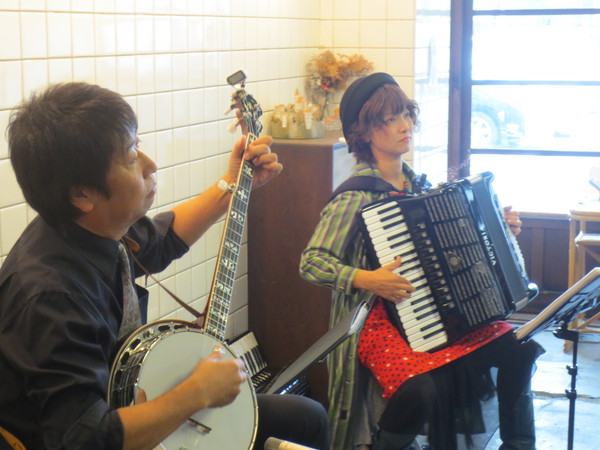 10/8(日)ライブCafeが「静岡新聞びぶれ」に掲載されました♪