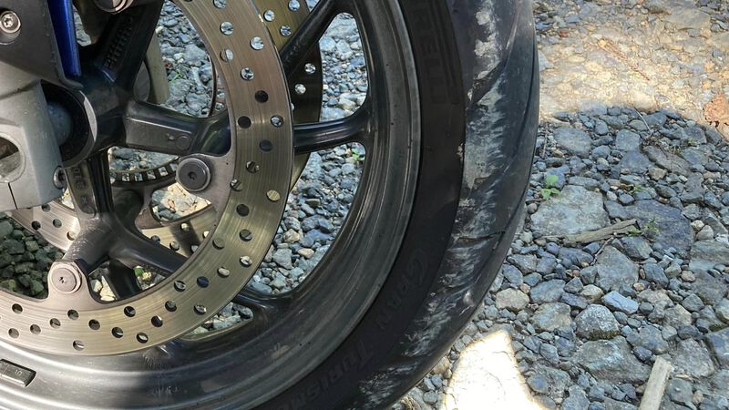 危険！砂利コーナーで滑りながら前輪サイドウォールまで当たってほぼ転倒までフルバンクオーバー。