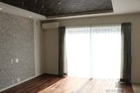 天井と壁にアクセントのあるリビングの窓辺を飾る～掛川市