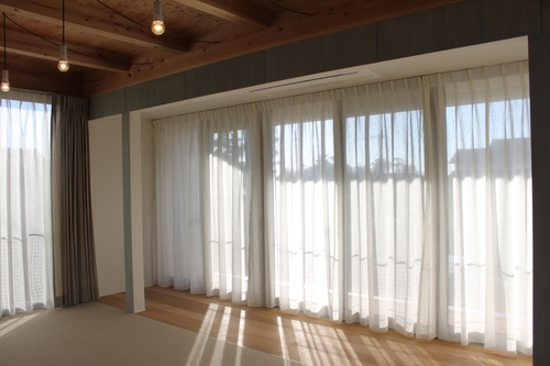 風と光・・周りの景色も部屋に取り込む窓辺のインテリア　自然素材のリネンカーテンがお似合い・・菊川市Ｔさま邸