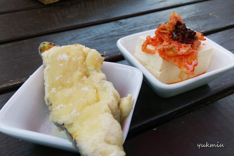 阿嘉島の民宿で外国人と一緒に晩飯タイム