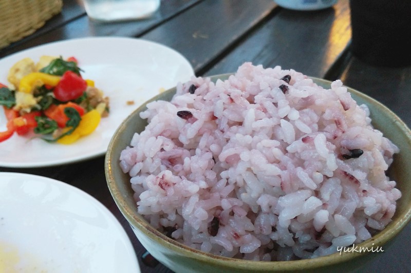 阿嘉島の民宿で外国人と一緒に晩飯タイム