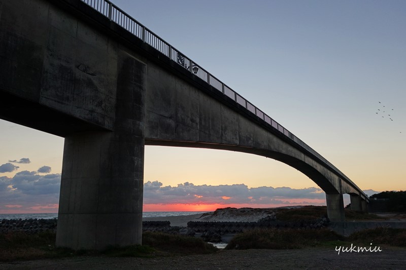 弁財天川の橋で夕日が綺麗