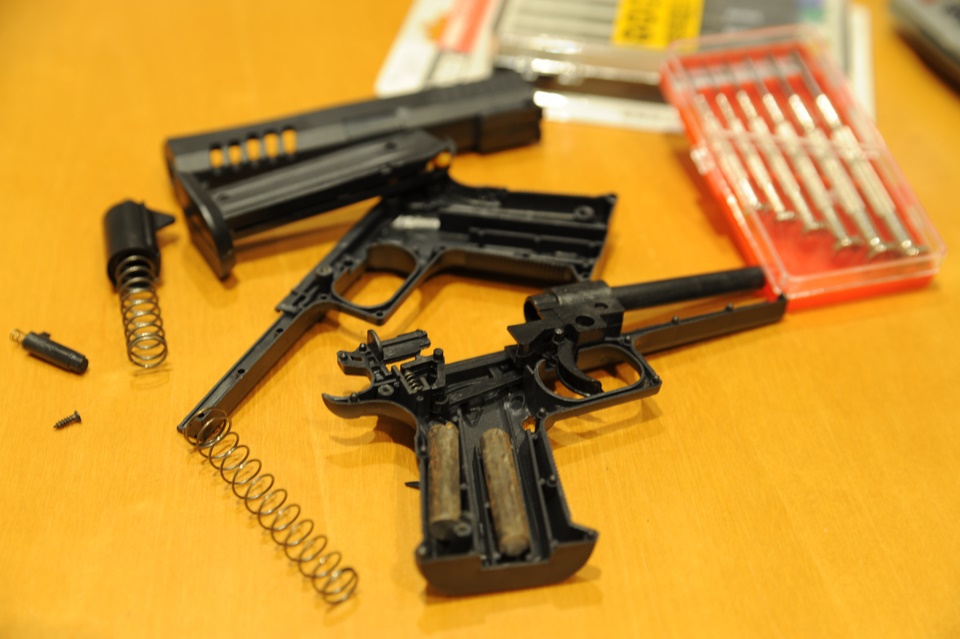 拳銃の修復