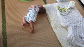 『寝返り中』