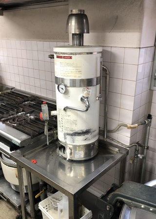 業務用厨房機器 ①貯湯式湯沸器②上棚 新設工事！