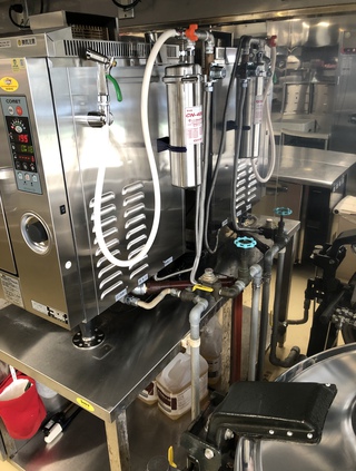 各種業務用厨房機器入替工事 ①冷蔵ショーケース②冷凍冷蔵庫③スチームコンベンションオーブン