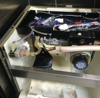 製氷機のポンプモーターと給水電磁弁の取り替え工事！｜ひまわり厨研