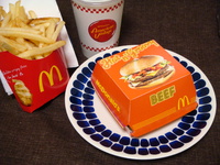 マクドナルドへの哀愁：ホット&グルービービーフを食べつつ