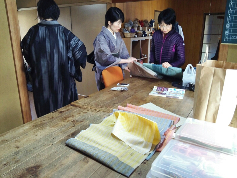 遠州木綿 千織さんへ。みんなで似合う生地選び！