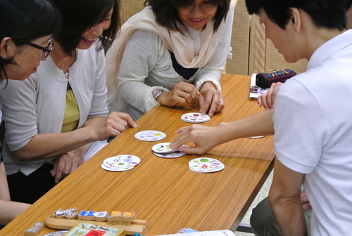 子育て支援者のためのアナログゲーム講座でゲームを体験する保育士の皆さん,寿月すみたや,