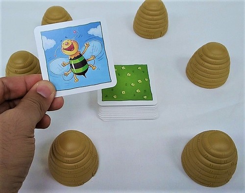 隠れている蜂がどこにいるのかを見つけるメモリーゲーム、ブンブンかくれんぼ