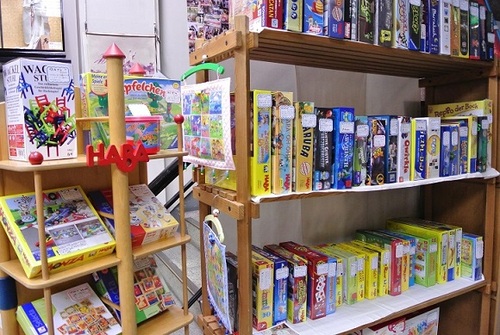 寿月すみたやでは、店頭に常時450種類以上のボードゲーム、カードゲームを取り揃えております