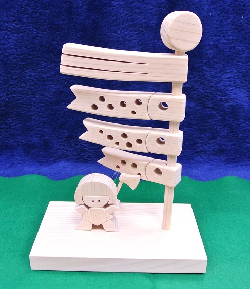 国産檜で作った可愛い「鯉のぼり」です。金太郎もついています。