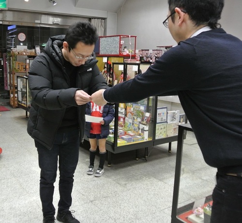 寿月すみたやスタッフS氏から「けん玉道10級」の認定証が授与されました。
