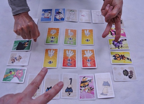 単独数を狙って指を立て、自分のネコを変身させるカードゲーム「戦え！スーパーキャッツ」