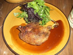 ビストロの鴨のコンフィ