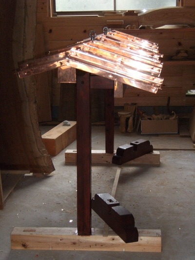 看板の屋根作り。