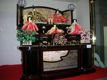 曙塗り三段飾り