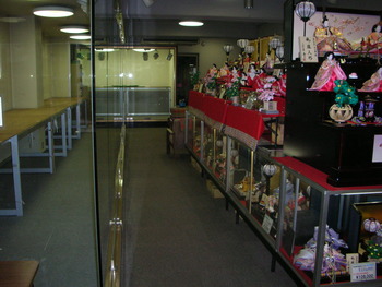 店内、模様替え中。