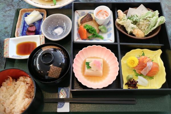 プティ カザリスさんでランチ☆春の松花堂弁当と弥生御膳♪