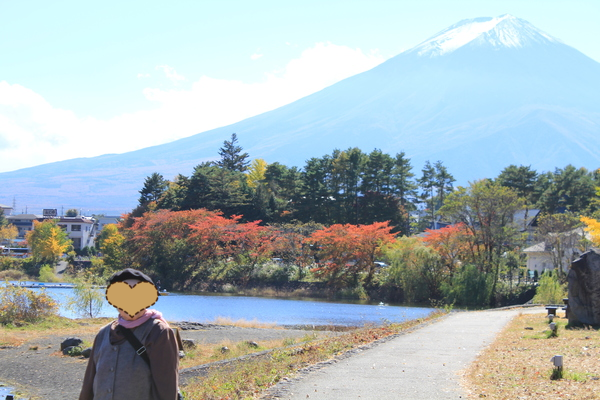 母さま河口湖の紅葉にテンション高し(^^)