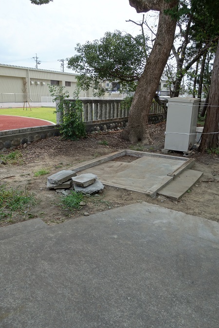 八幡神社トイレ新築　物置解体工事