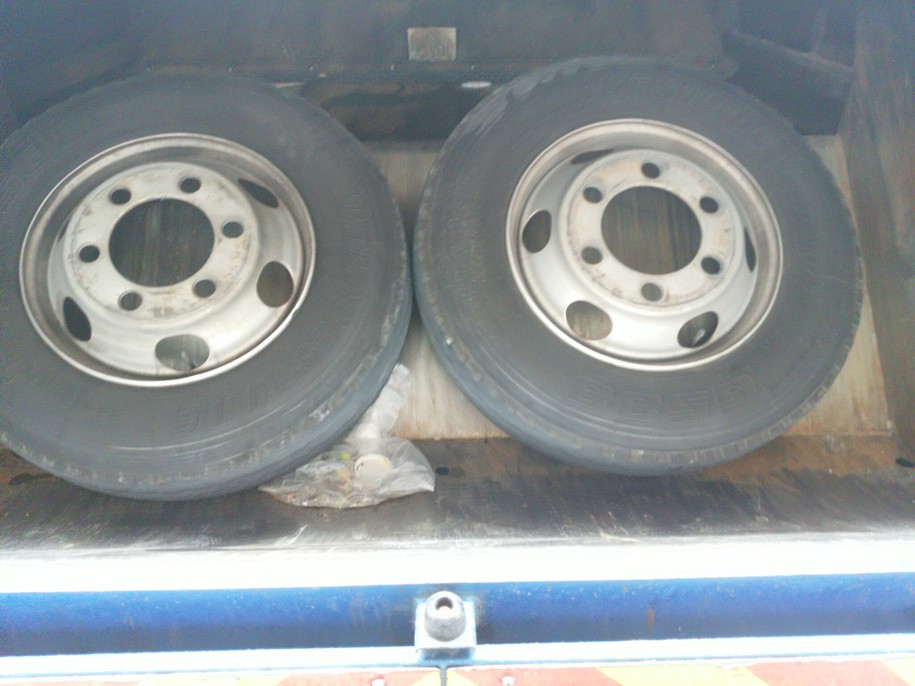 スペアはドコに ゴミ収集車のタイヤ交換 L タイヤ作業員blog