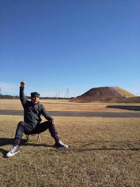 ★古墳で日なたぼっこ