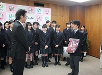 「防災ポンチョ」、再び新聞に・・・ 2018/02/22 13:15:21