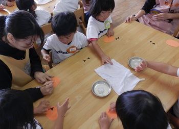 子どもたちと「ハロウィンバッグ」を作りました！