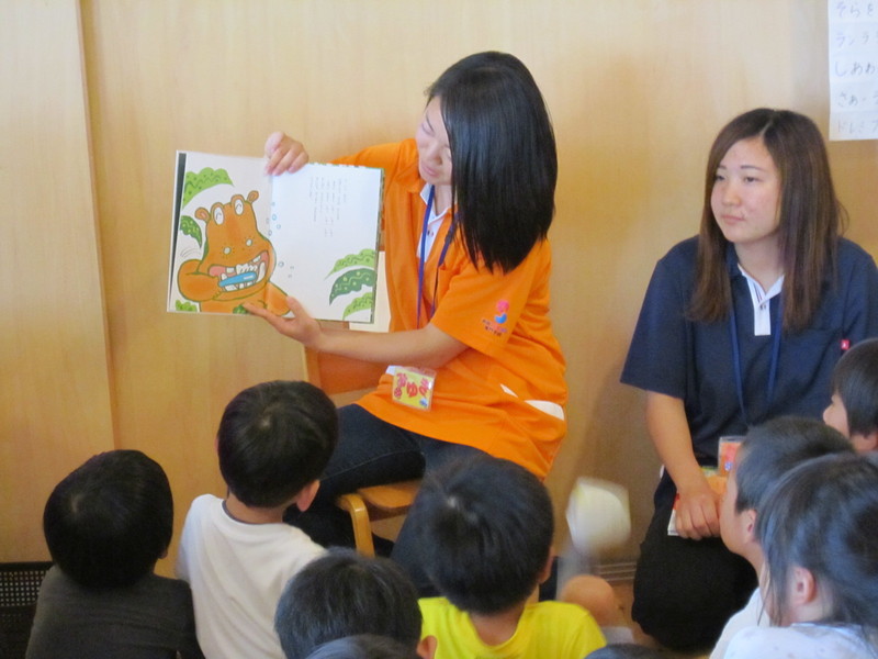 保育園での読み聞かせ