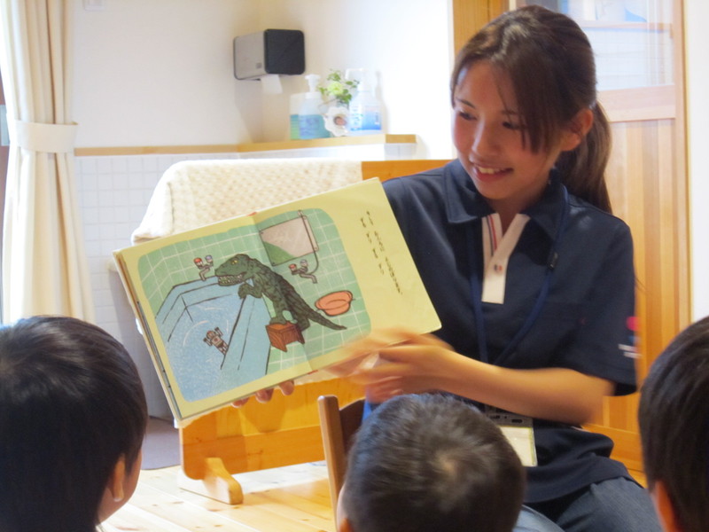 保育園での読み聞かせ