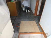 キッチンの床板補修と張替え工事