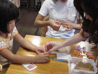 繭（まゆ）玉で金魚作り