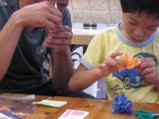 繭（まゆ）玉で金魚作り