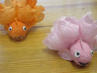 繭（まゆ）玉で金魚作り