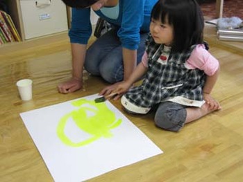 スポンジで描こう（お母さんと一緒教室）