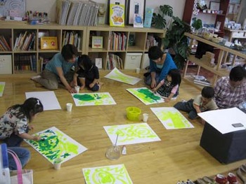 スポンジで描こう（お母さんと一緒教室）