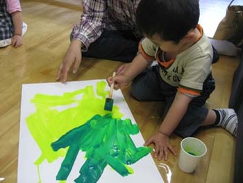 スポンジで描こう（お母さんと一緒教室）