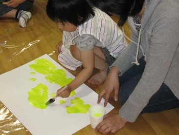 スポンジで描こう（お母さんと一緒教室）