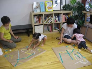 テープで遊ぼう（お母さんと一緒教室）