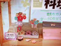 プレ葉ウォークのサーラさんに、つまみ細工教室で作る作品展示の紹介です‼️ 2018/09/27 16:34:29