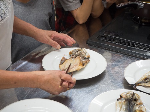 テレビ取材も！焼き魚食べ方親子講座