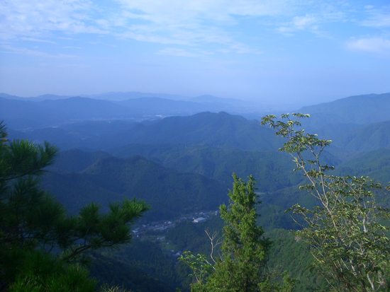 愛知鳳来寺山の1425段の石段・表参道と馬の背岩展望台を周回！スリルある岩稜歩きも